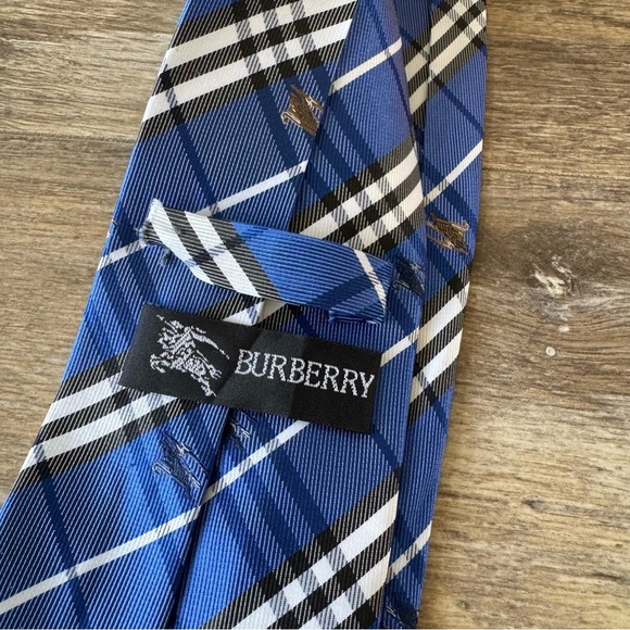 Burberry Classic Checkered and Knight Logo Plaid Tie - Picture 4 of 7